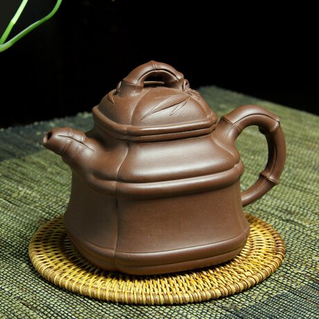Четырехгранный чайник с углом предельного равновесия и бамбуковой верхушкой