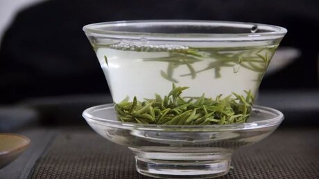 Заваривание зеленого чая в стеклянной гайвани